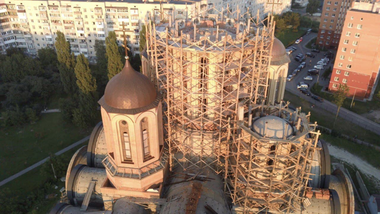 У соборі Всіх Святих землі Волинської УПЦ завершують встановлення головного купола (відео)