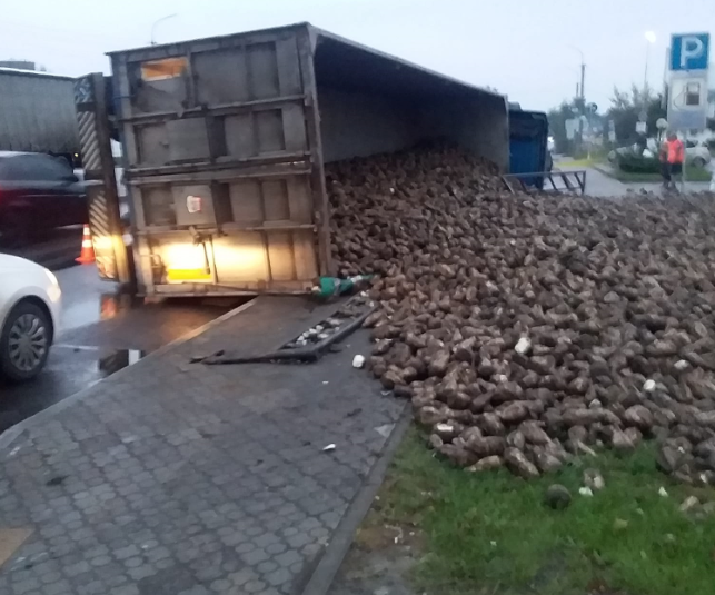 На Дубнівському перехресті в Луцьку перекинулася вантажівка з буряками (фото, відео)