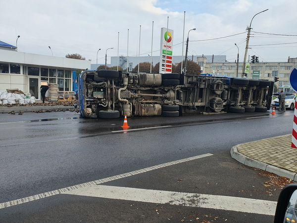 Перекинута вантажівка на Дубнівському перехресті в Луцьку: повідомили деталі ДТП