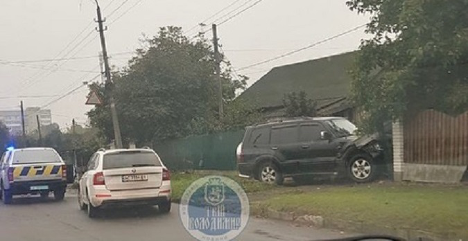 У Володимирі-Волинському джип протаранив паркан (фото)