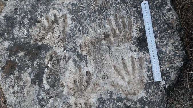 Найдавніші діти: у Тибеті знайшли старовинні сліди на камені