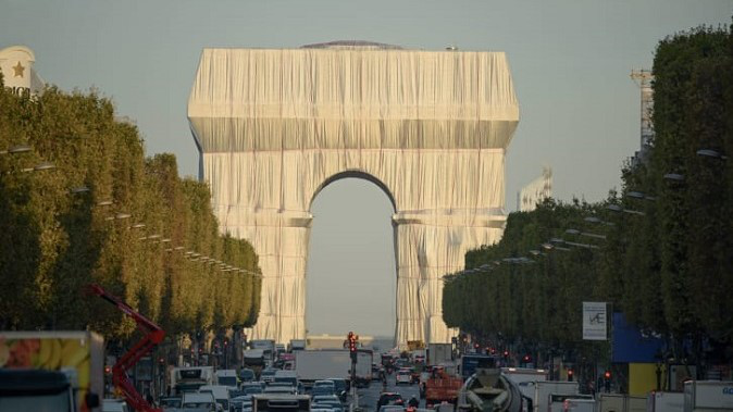 У Парижі Тріумфальну арку сховали під тканиною (фото)