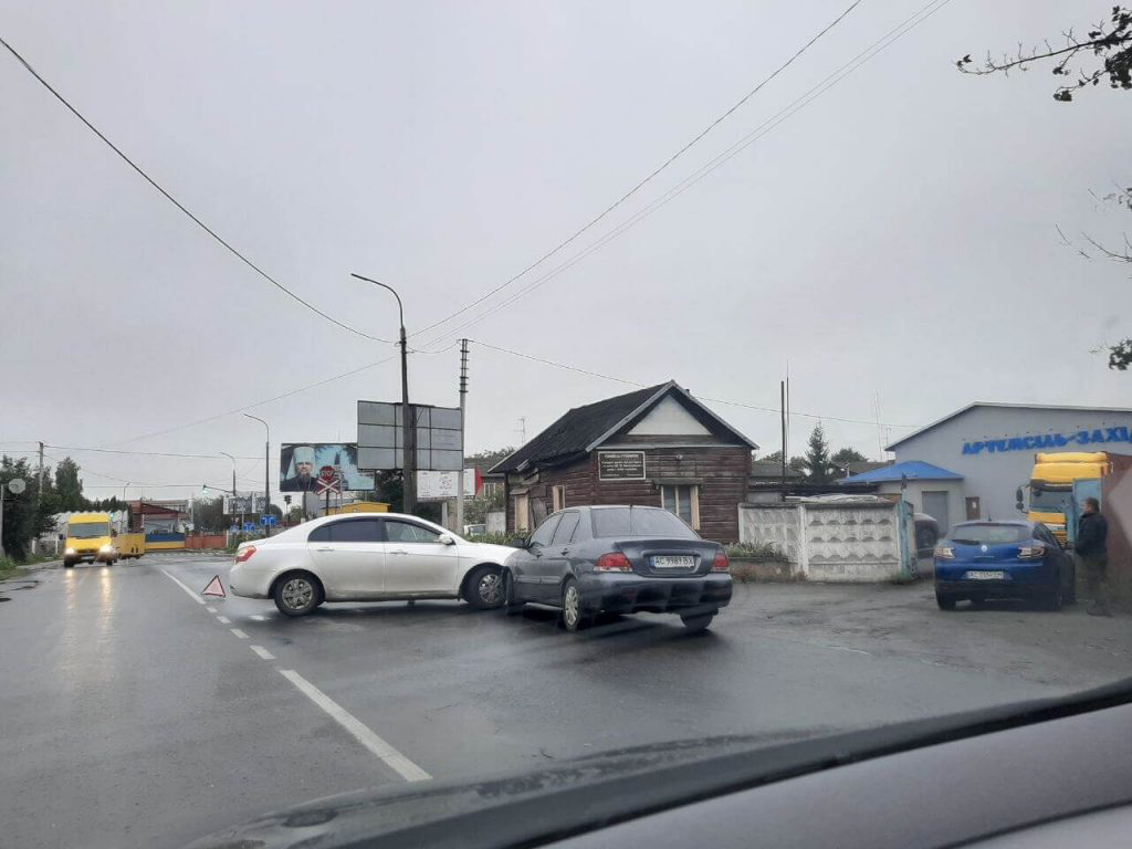 У Луцьку на Карпенка-Карого – автотроща (фото)
