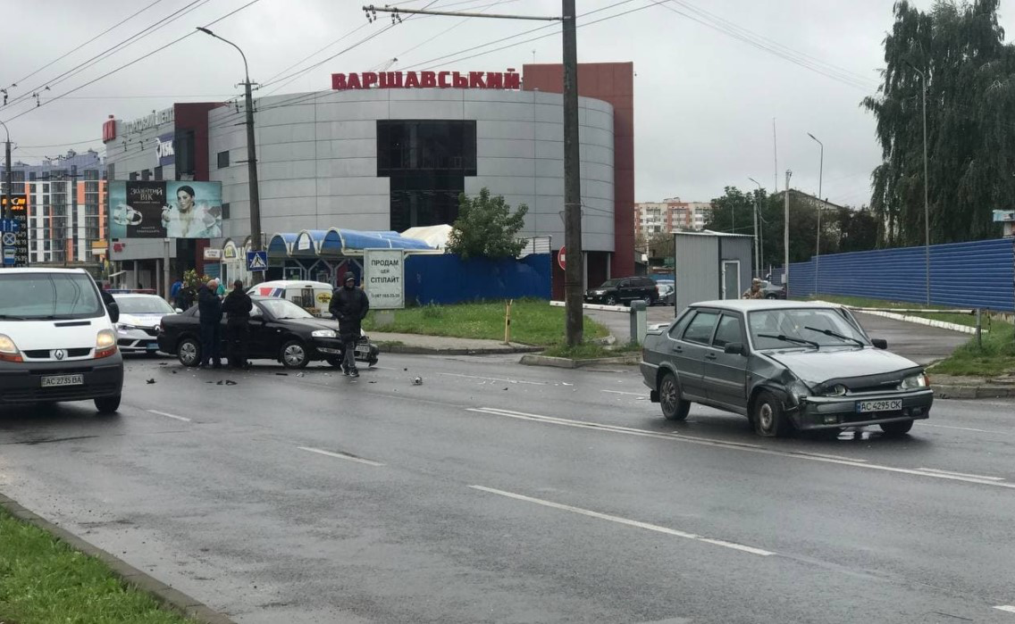 Поблизу луцького автовокзалу зіткнулися два автомобілі (фото)