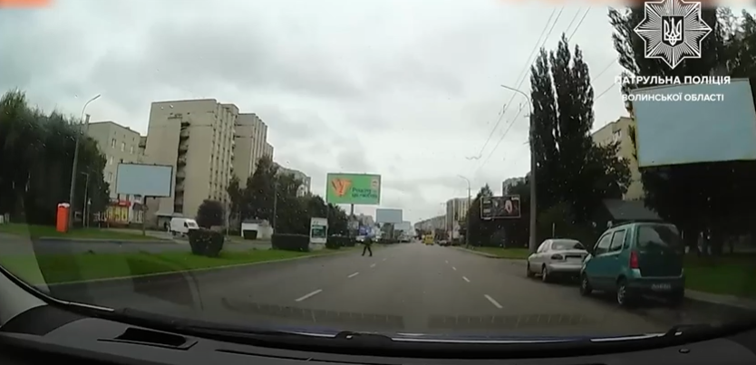 У Луцьку ловили пішоходів, які не вміють переходити дорогу (відео)
