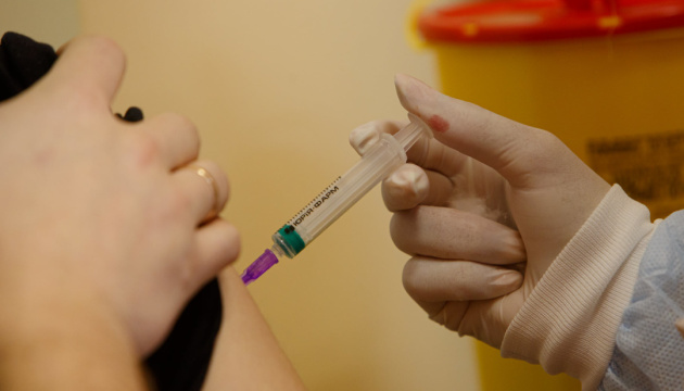 В Україні запровадять обов’язкову вакцинацію від коронавірусу для вчителів та держслужбовців (відео)