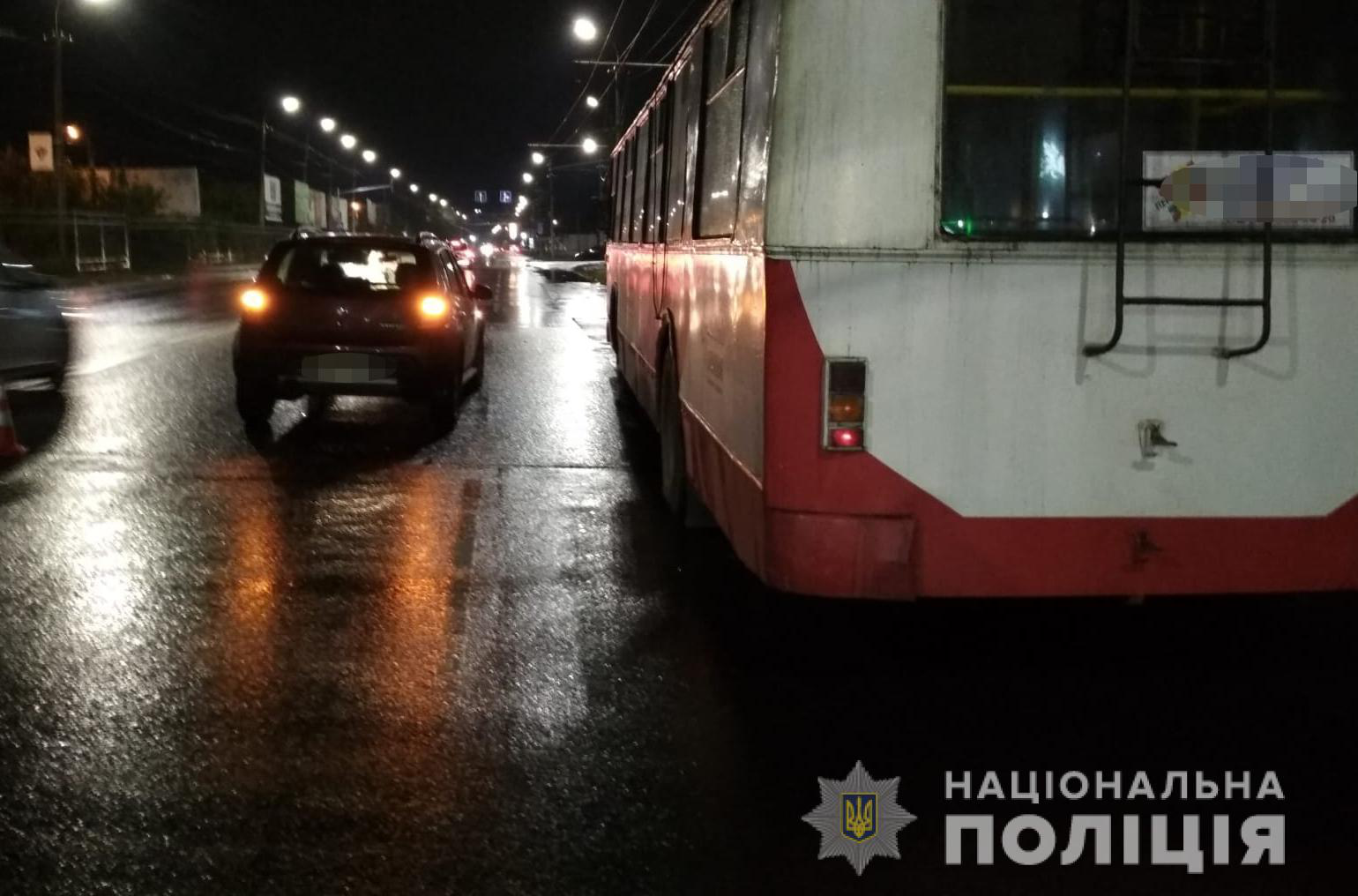 У Луцьку авто наїхало на водія тролейбуса, який усував несправності (фото, відео)