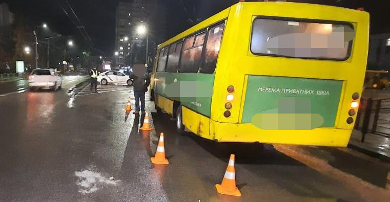 Повідомили про стан пішохода, якого збила маршрутка в центрі Луцька (відео)