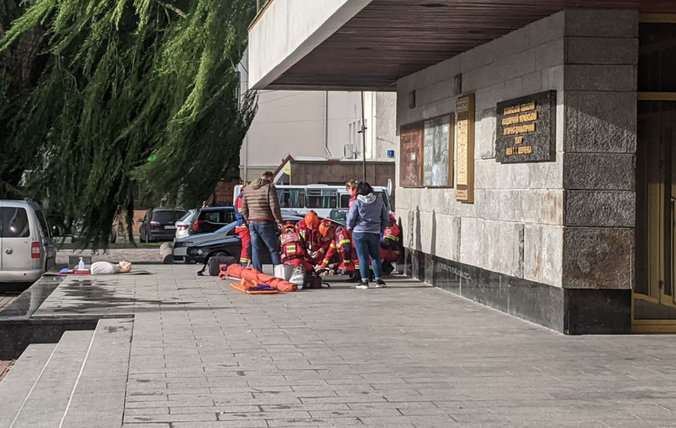 На Театральному майдані в Луцьку «рятували» гумового «самокатника» (фото, відео)