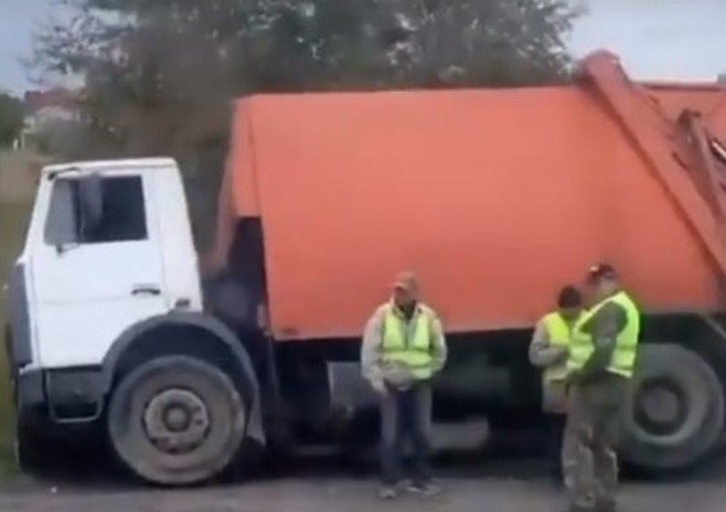Неподалік Луцька перевернувся сміттєвоз (відео)