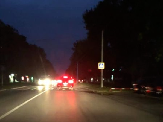 «Хтось включить світло?»: у Володимирі скаржаться на «запізніле» вуличне освітлення (фото)