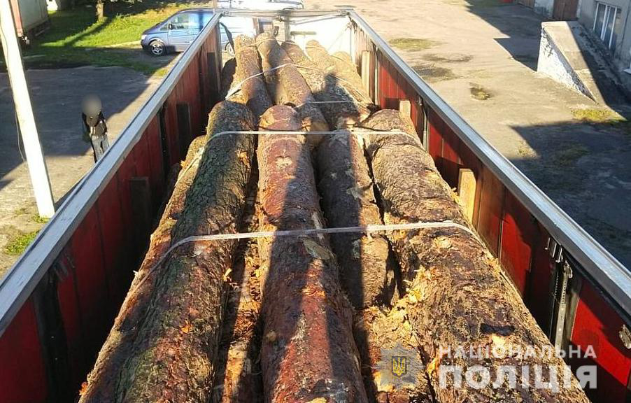 Волинські поліцейські виявили вантажівку та трактор із незаконною деревиною (фото)