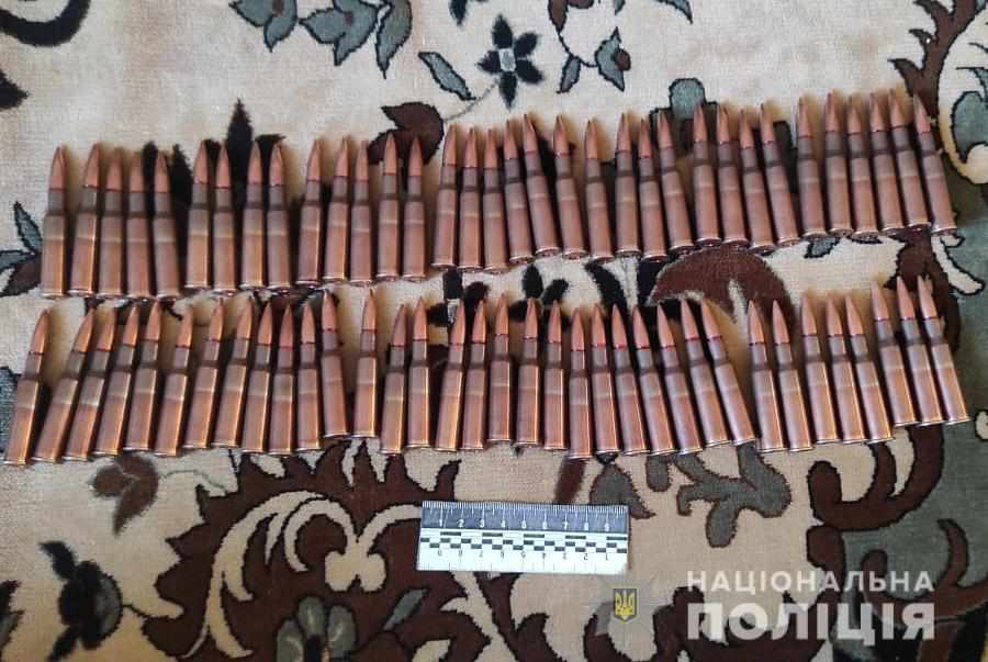 Кастет та набої: волинські поліцейські знайшли незаконну зброю і боєприпаси (фото)