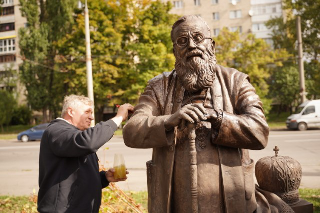 У Вінниці встановили перший у світі пам'ятник Любомиру Гузару (фото)