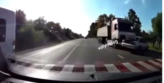 У Луцькому районі легковик зіткнувся з вантажівкою (відео)