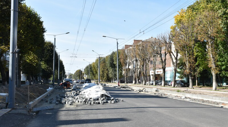 «Працюйте понаднормово!»: Поліщук наказав прискорити реконструкцію центрального проспекту Луцька (фото)