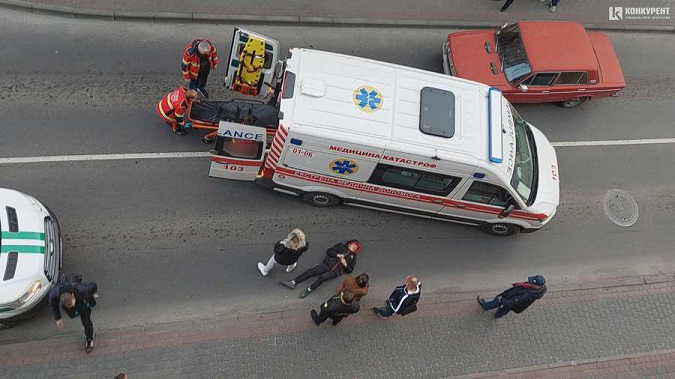 Момент аварії у центрі Луцька: бус інкасаторів збив дитину (відео)
