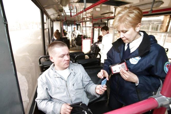 160 гривень на карту: в Києві контролер незаконно оштрафував підлітка