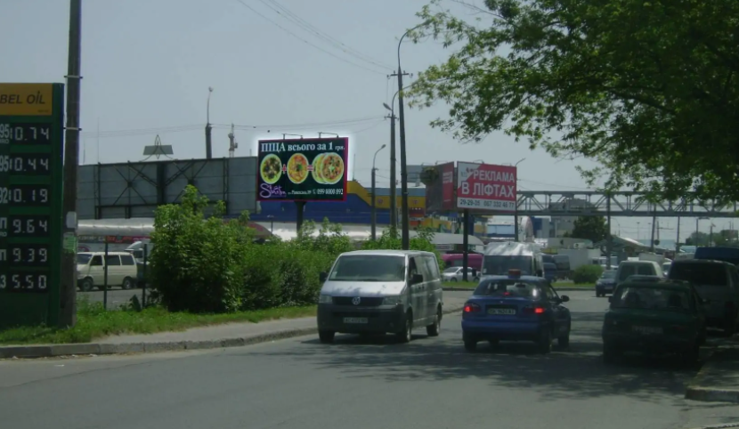 Псують вигляд і відволікають водіїв: у Луцьку візьмуться за білборди (відео)