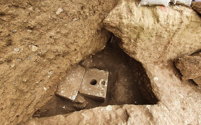 В Ізраїлі знайшли приватний туалет віком майже 3 000 років (відео)