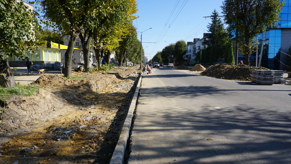 Хаос та вкладання бруківки: що коїться на проспекті Волі у Луцьку (фото)