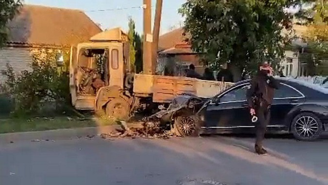 ДТП у Ковелі: Mercedes врізався у вантажівку (відео)