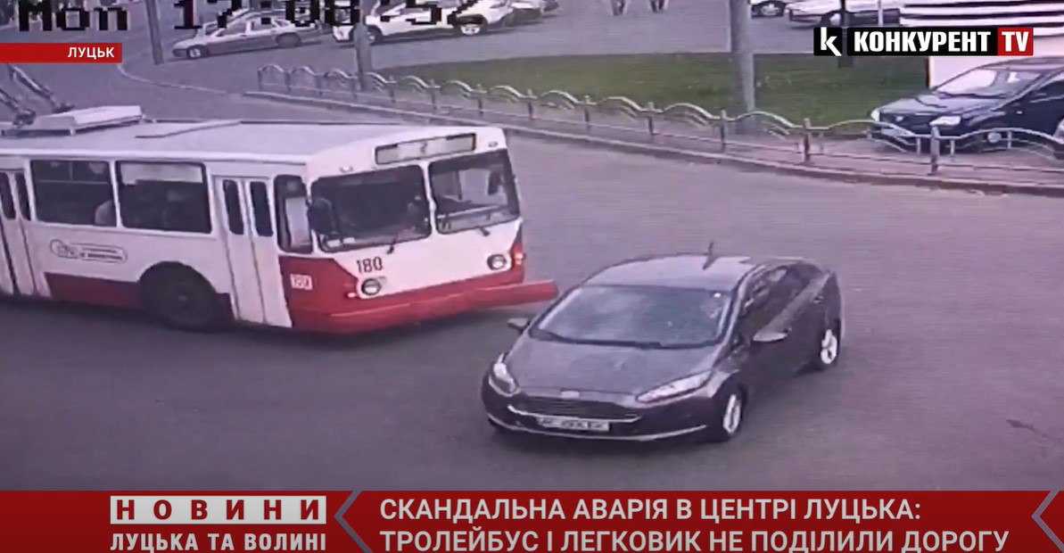 Показали момент зіткнення легковика та тролейбуса в центрі Луцька (відео)