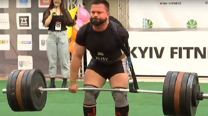 Чоловік з інвалідністю встановив рекорд, піднявши 260 кг однією рукою (відео)