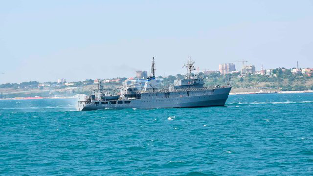 Військовий корабель, що тонув біля острову Зміїний, буксирують в порт