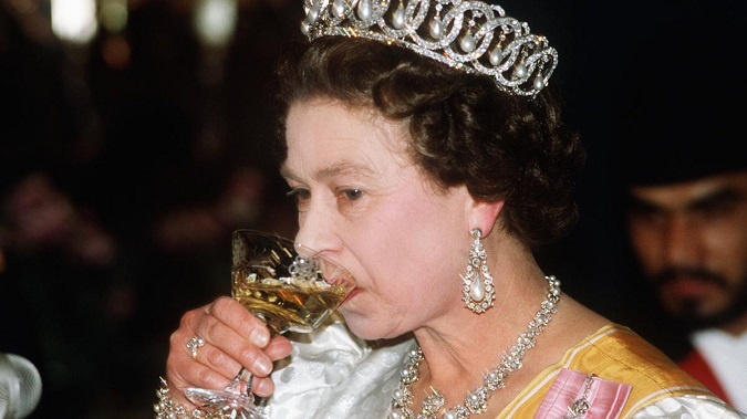 Королева Великобританії повністю відмовилась від алкоголю на вимогу лікарів