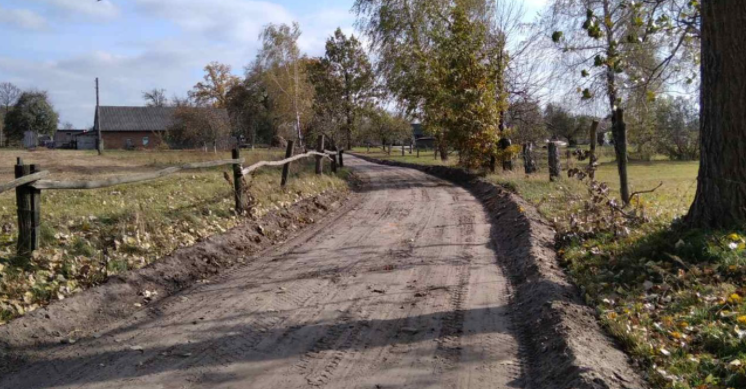 У селі на Маневиччині ремонтують дорогу: коли завершать (фото)