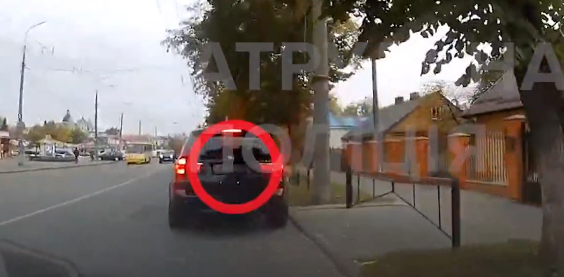 Затонував навіть номер: у Луцьку зловили порушника на BMW X5  (відео)