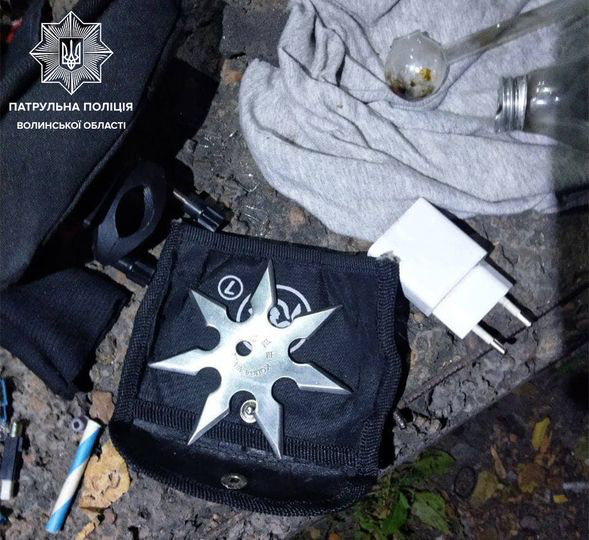 З наркотиками і сюрикеном: у Луцьку помітили підозрілу компанію (фото)