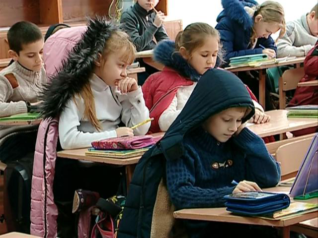Діти мерзнуть: у шести школах Луцька досі немає тепла (відео)