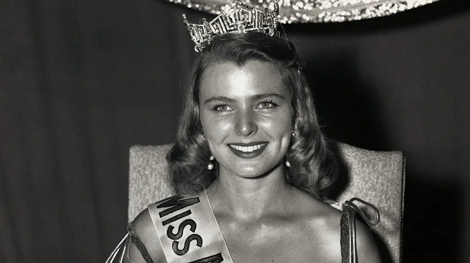 «Міс Америка-1958» віддала свою корону на аукціон (фото)