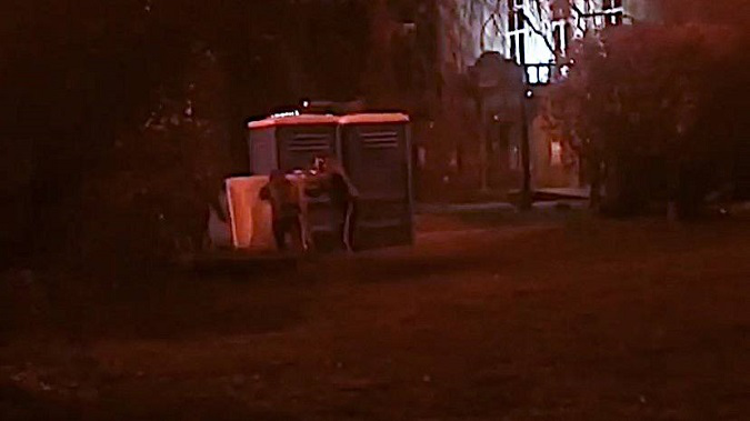 У Луцьку перекинули біотуалет, поки хтось там справляв потребу (фото, відео)