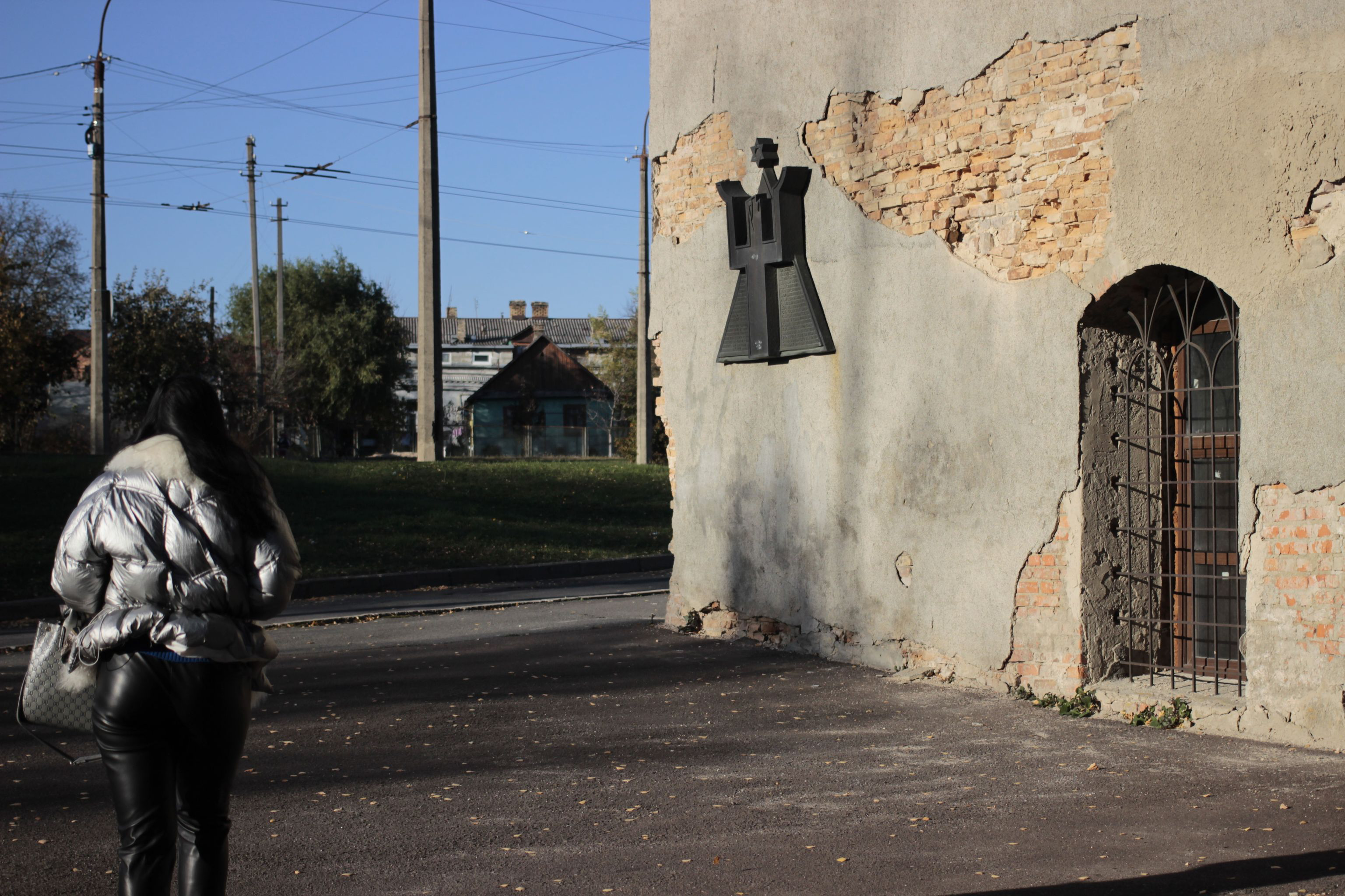 У Луцьку замурували прохід між «Динамо» і синагогою: виник конфлікт (фото)