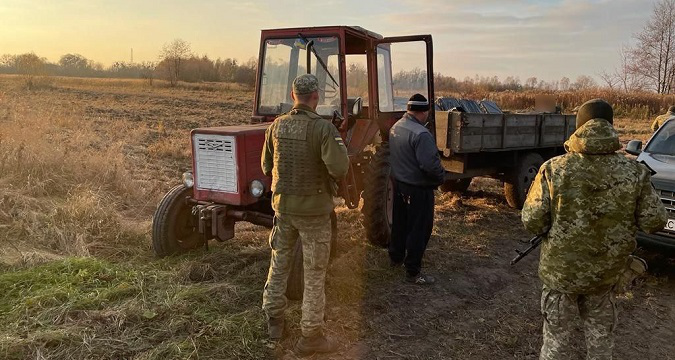 Біля кордону з Польщею затримали тракториста-контрабандиста (фото)