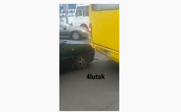 У Луцьку авто в'їхало в маршрутку (відео)