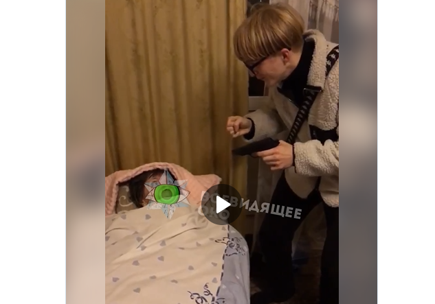 «Не стріляй»: у Києві підлітки заради відео знущалися з лежачої бабусі (відео)