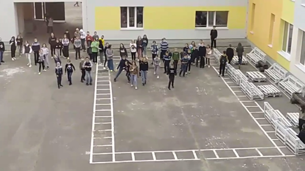Учні луцької школи масово грали «в кальмара» (відео). ОНОВЛЕНО