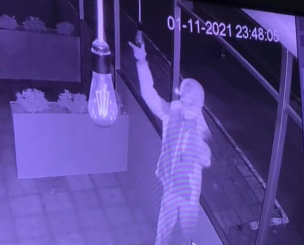 Дві миски та чотири лампочки: в Нововолинську чоловік обікрав терасу ресторану (відео)