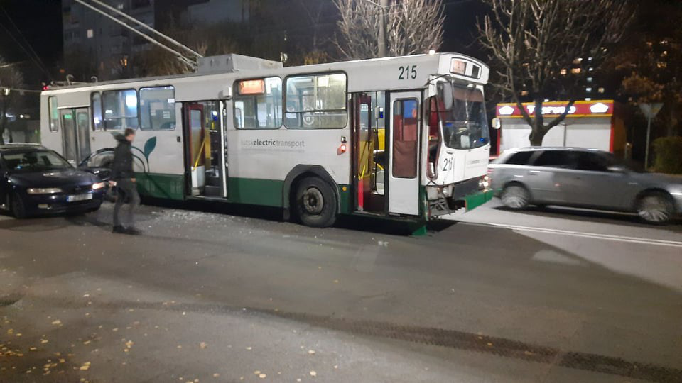 У Луцьку легковик і тролейбус «не поділили» дорогу (відео, фото)