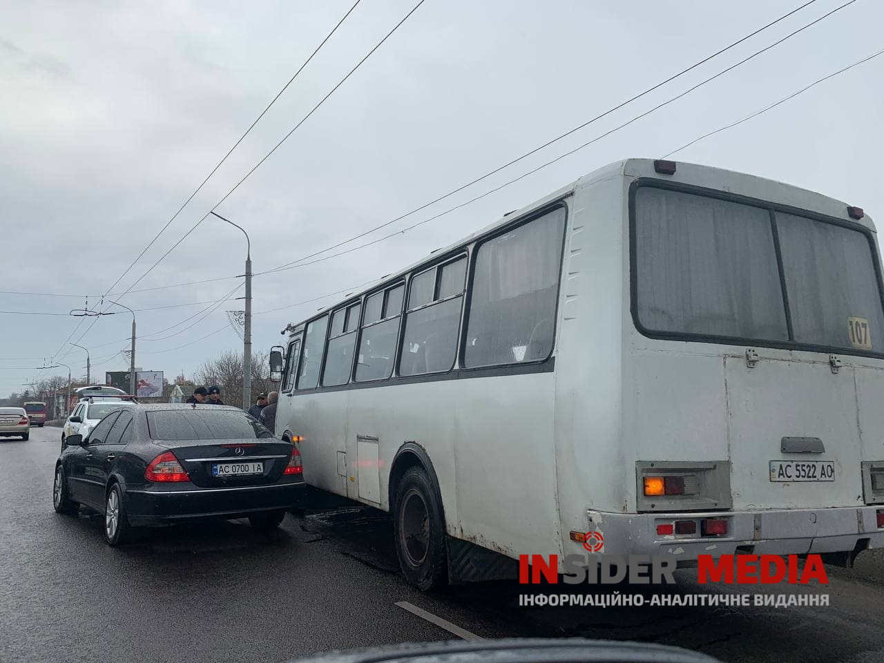 У Луцьку – ДТП на шляхопроводі: зіткнулися автобус і «мерседес» (фото)