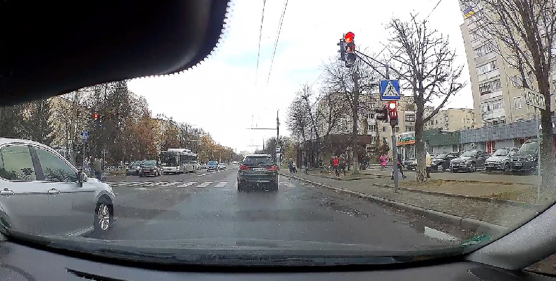 У Луцьку «поспішайко» на BMW X5 «пролетів» перехід на «червоний» (відео)