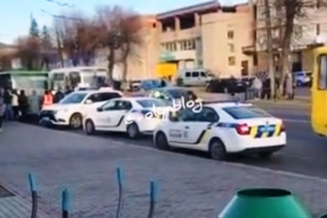 Три екіпажі поліції,  «швидка» і маршрутка: переполох у Луцьку (відео)