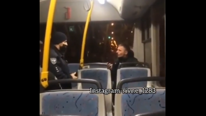 Не одягнув маску: у Рівному патрульні закували в кайданки пасажира тролейбуса (відео)