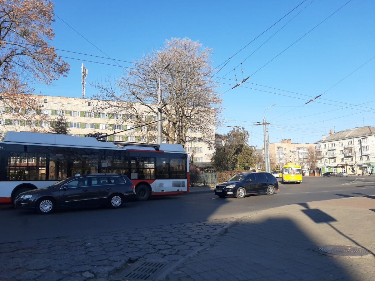 Утворилась тягучка: в Луцьку обірвалась контактна мережа тролейбуса (фото)