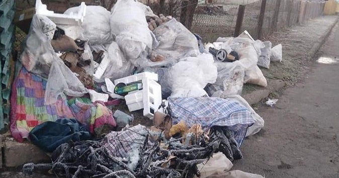 У центрі Володимира за ніч утворилося стихійне сміттєзвалище (фото)