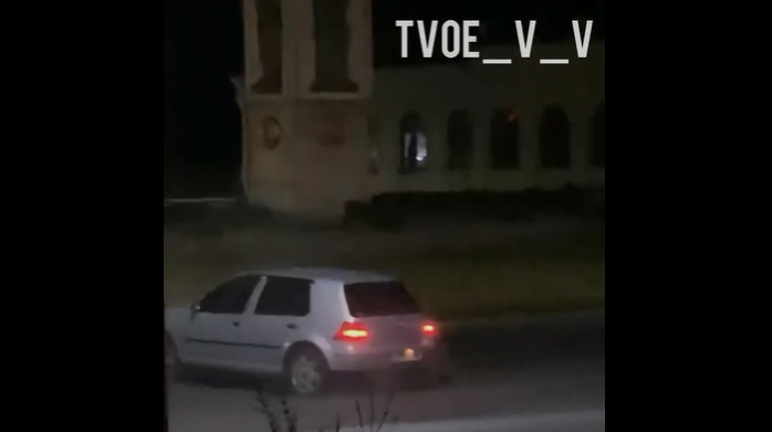 Шалений скрегіт і розбита пляшка: у Володимирі дрифтував Volkswagen (відео)